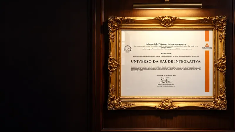 Certificado da pós-graduação em moldura dourada
